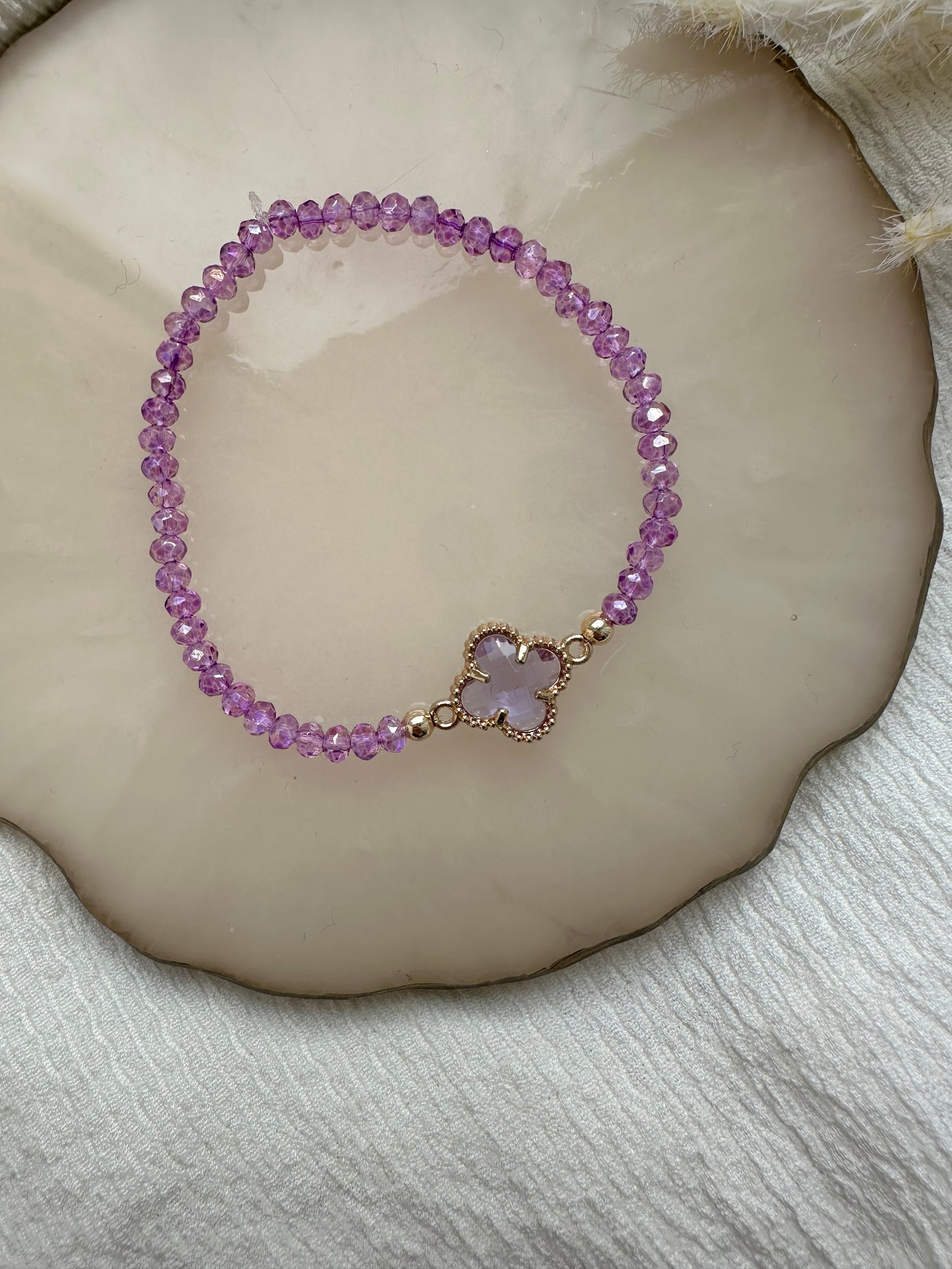 Perlenarmband mit Lila Kristallperlen und Kleeblatt Anhänger - 10361