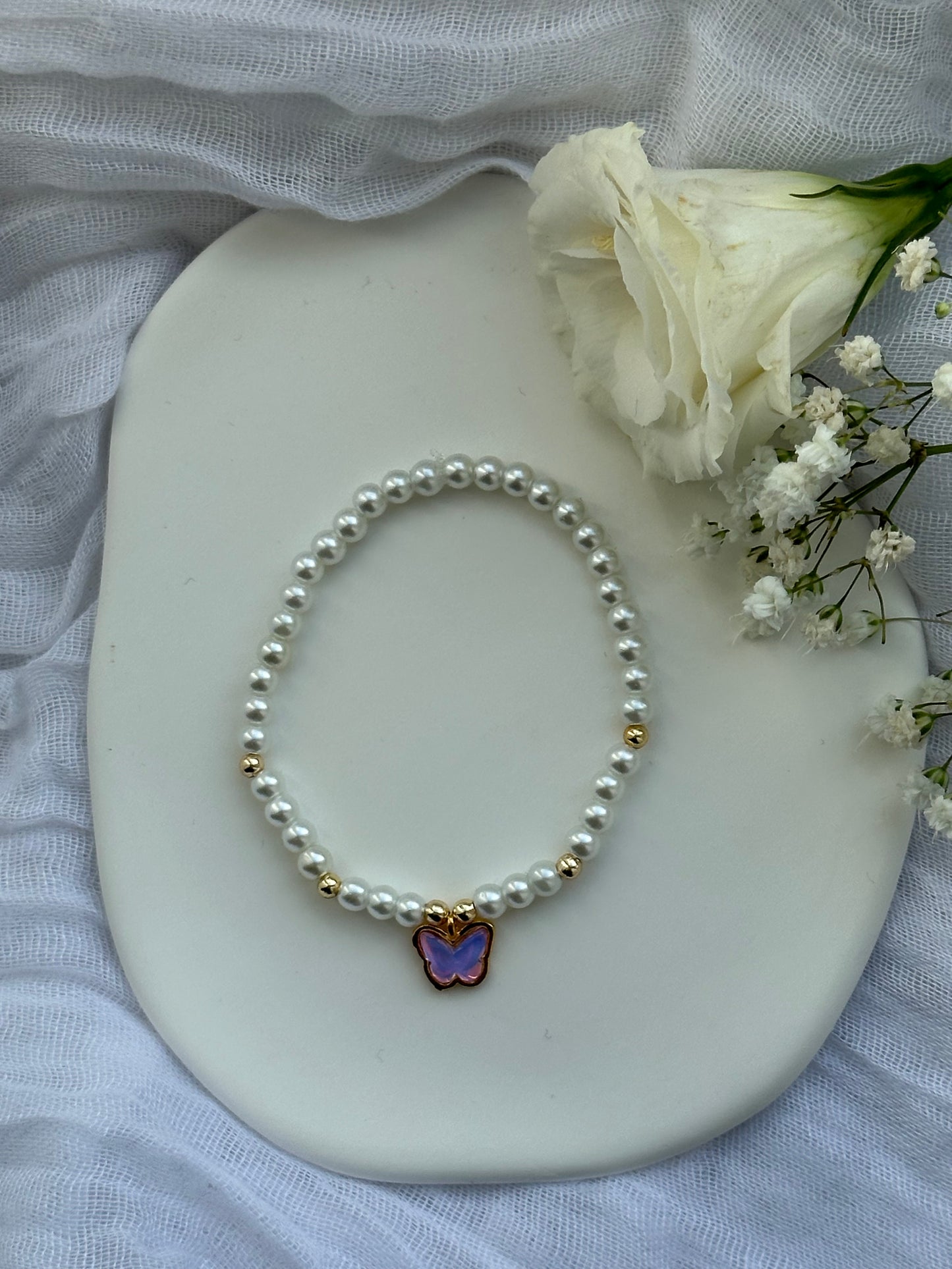 Perlenarmband mit Weißen Perlen und Schmetterling Anhänger - 10566