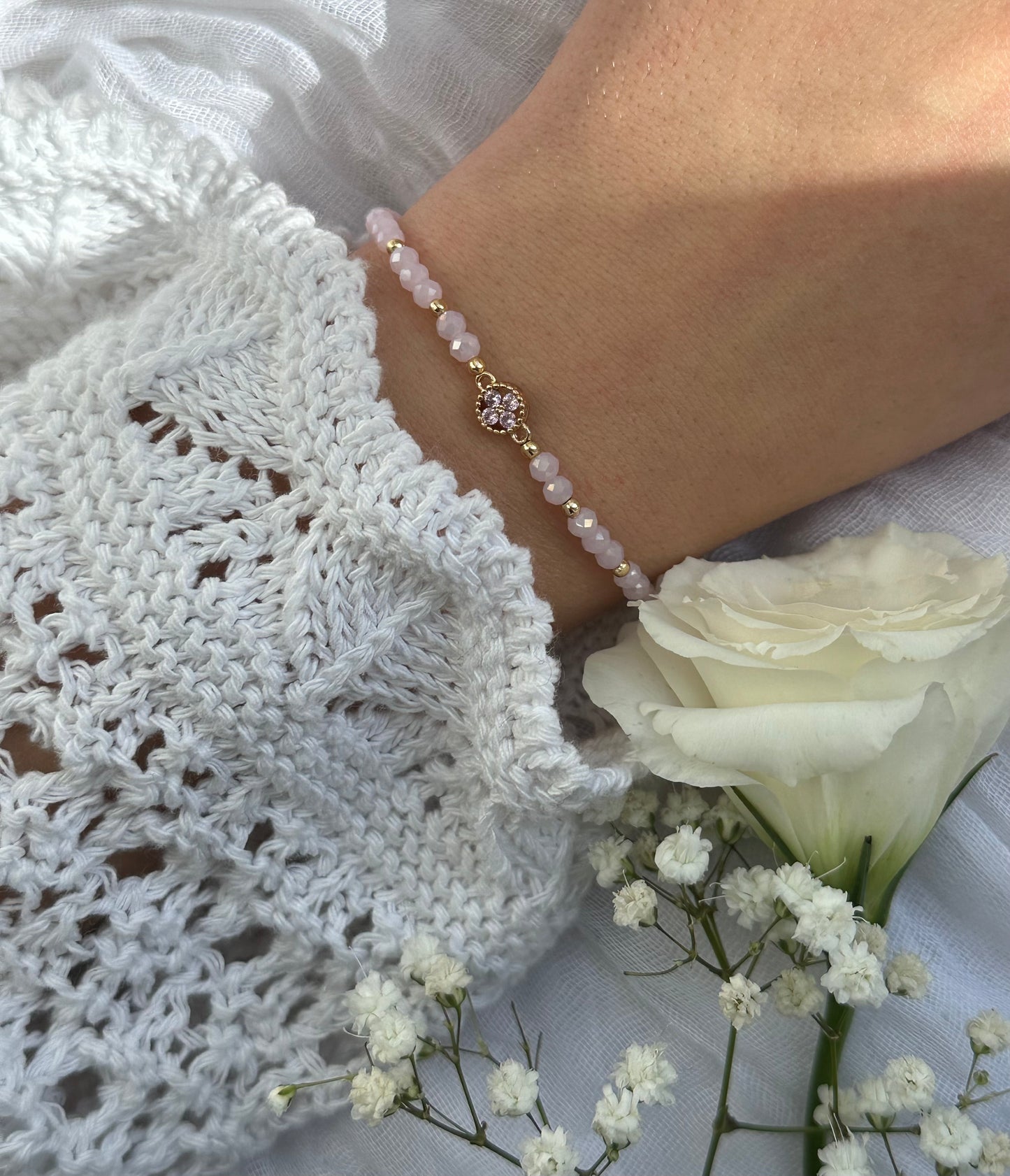 Perlenarmband mit Rosa Kristallperlen und Zirkonia mini Kleeblatt Anhänger - 10547