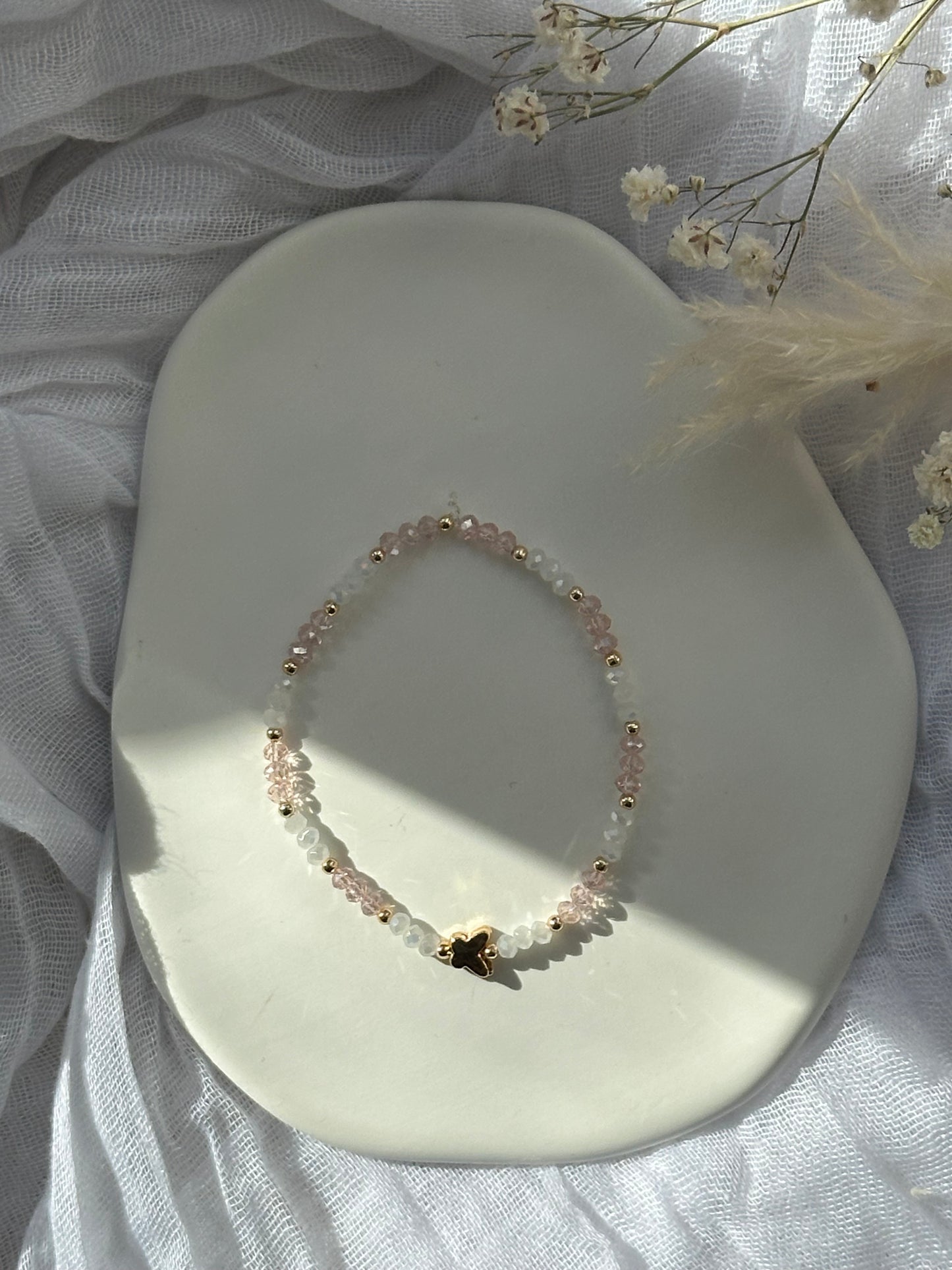 Perlenarmband mit Rosa und Weißen Kristallperlen + Schmetterling - 10683
