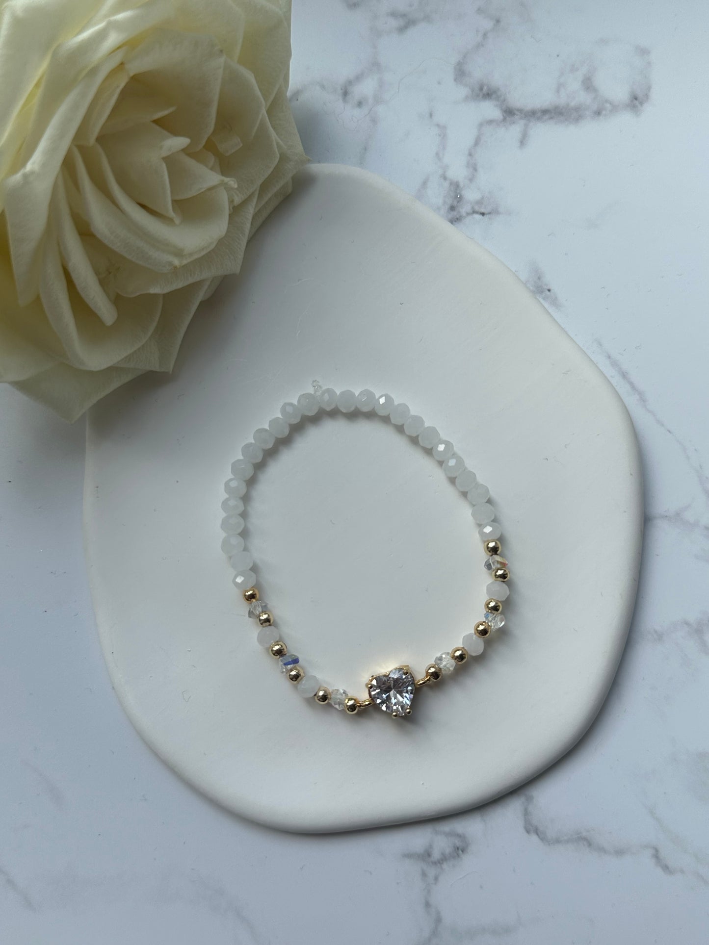 Perlenarmband mit Weißen, Kristallperlen und Goldenen Perlen + Zirkonia Herz Anhänger - 10886