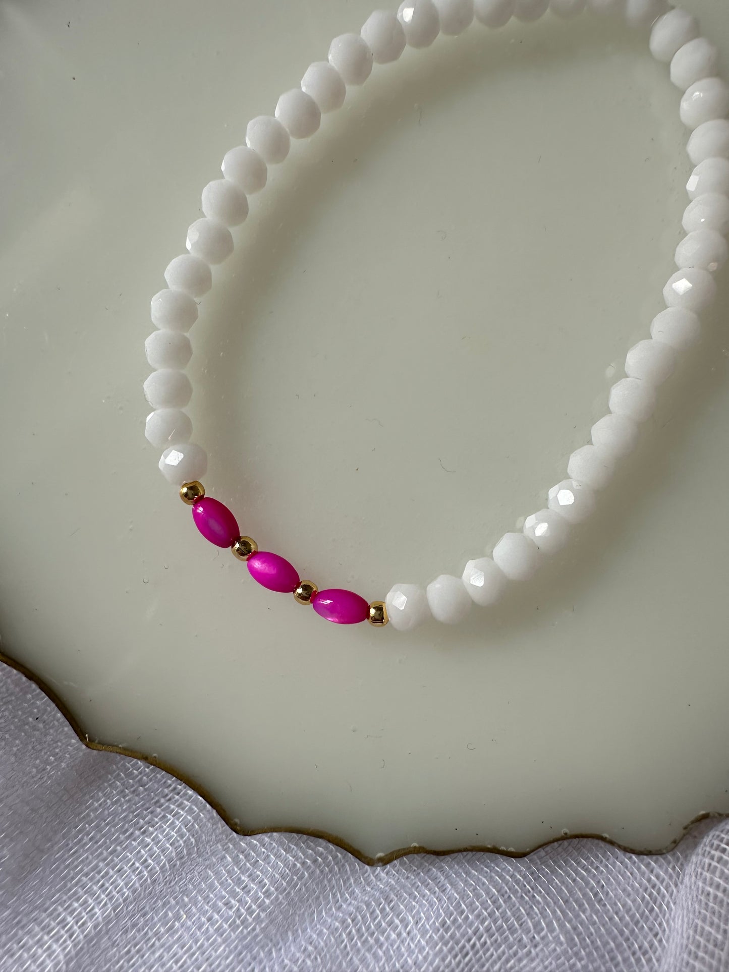 Perlenarmband mit Weißen Kristallperlen und Pinken Zwischenperlen - 10260