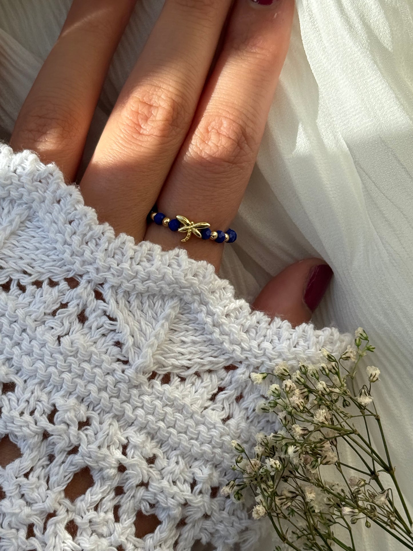 Perlenring mit Blauen Kristallperlen und Goldenen Details + Libellen Anhänger - 10992