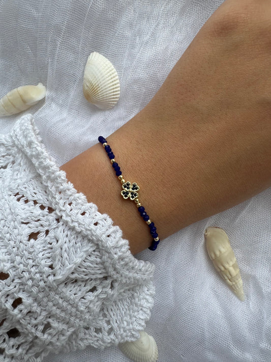 Perlenarmband mit Dunkelblauen Kristallperlen und Kleeblatt Anhänger - 10399
