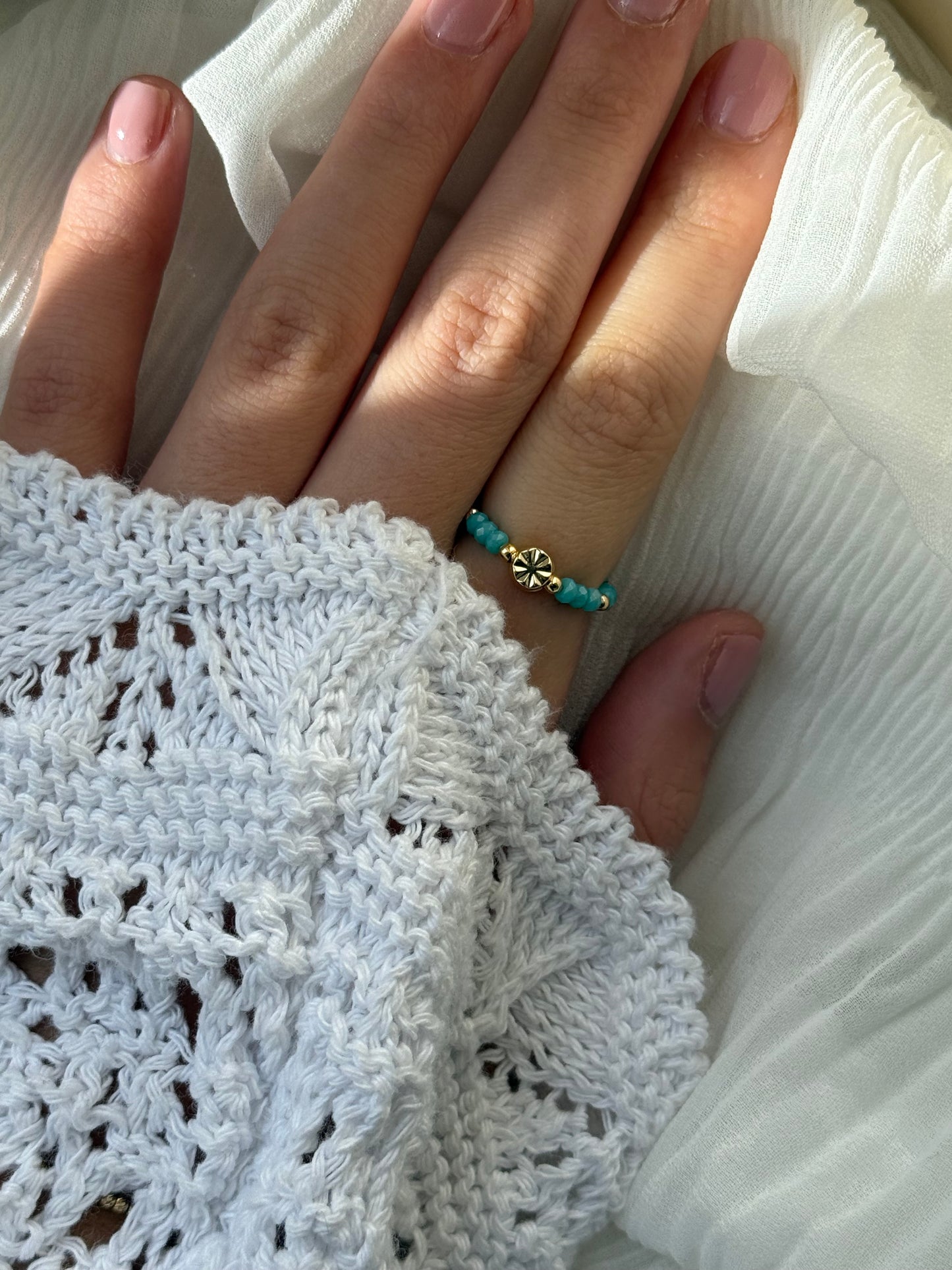 Perlenring mit Türkisen Kristallperlen, Goldenen Details + Goldenen Anhänger - 111199