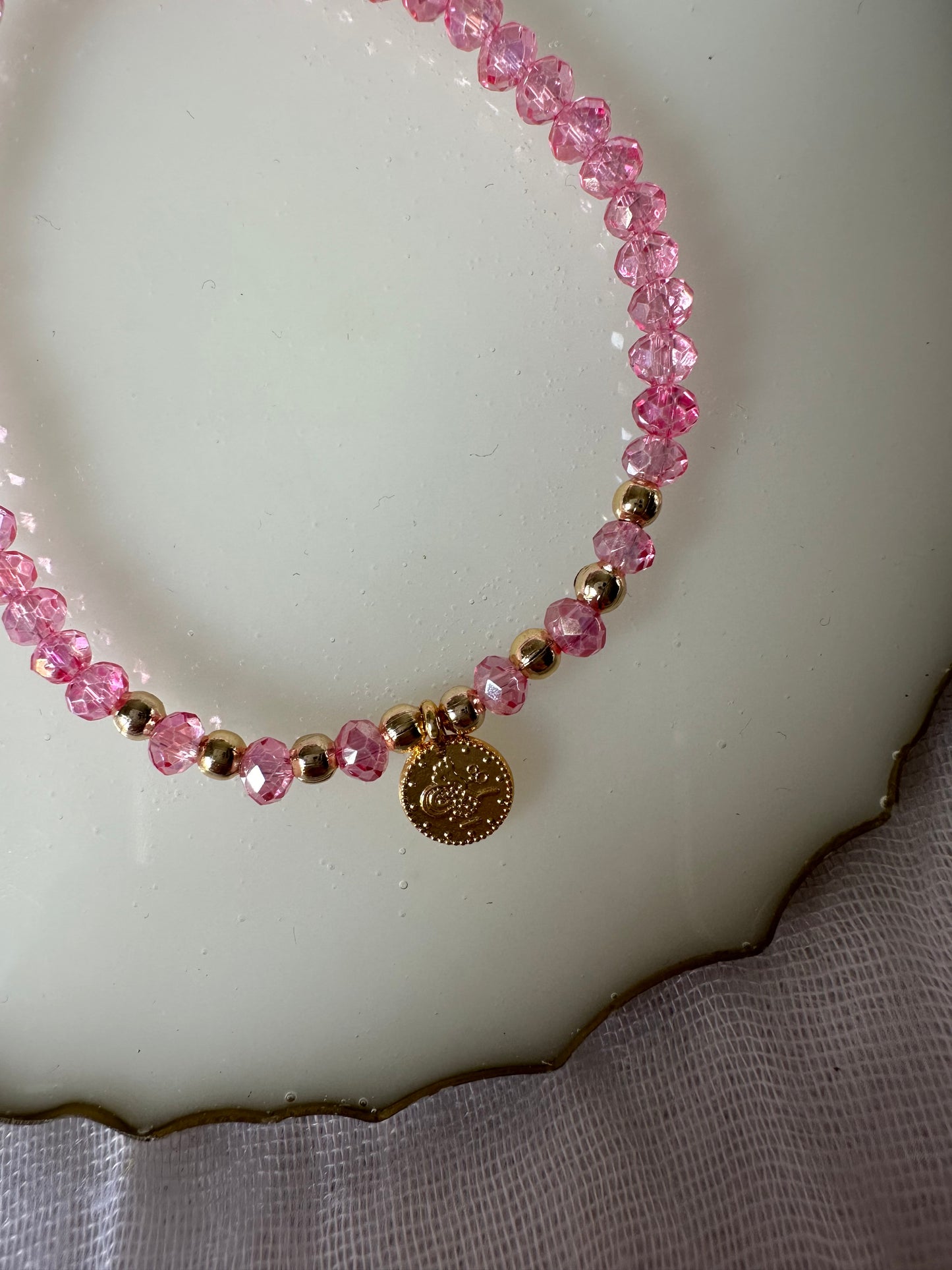Perlenarmband mit Rosa Kristallperlen und Goldenen Taler Anhänger - 10323