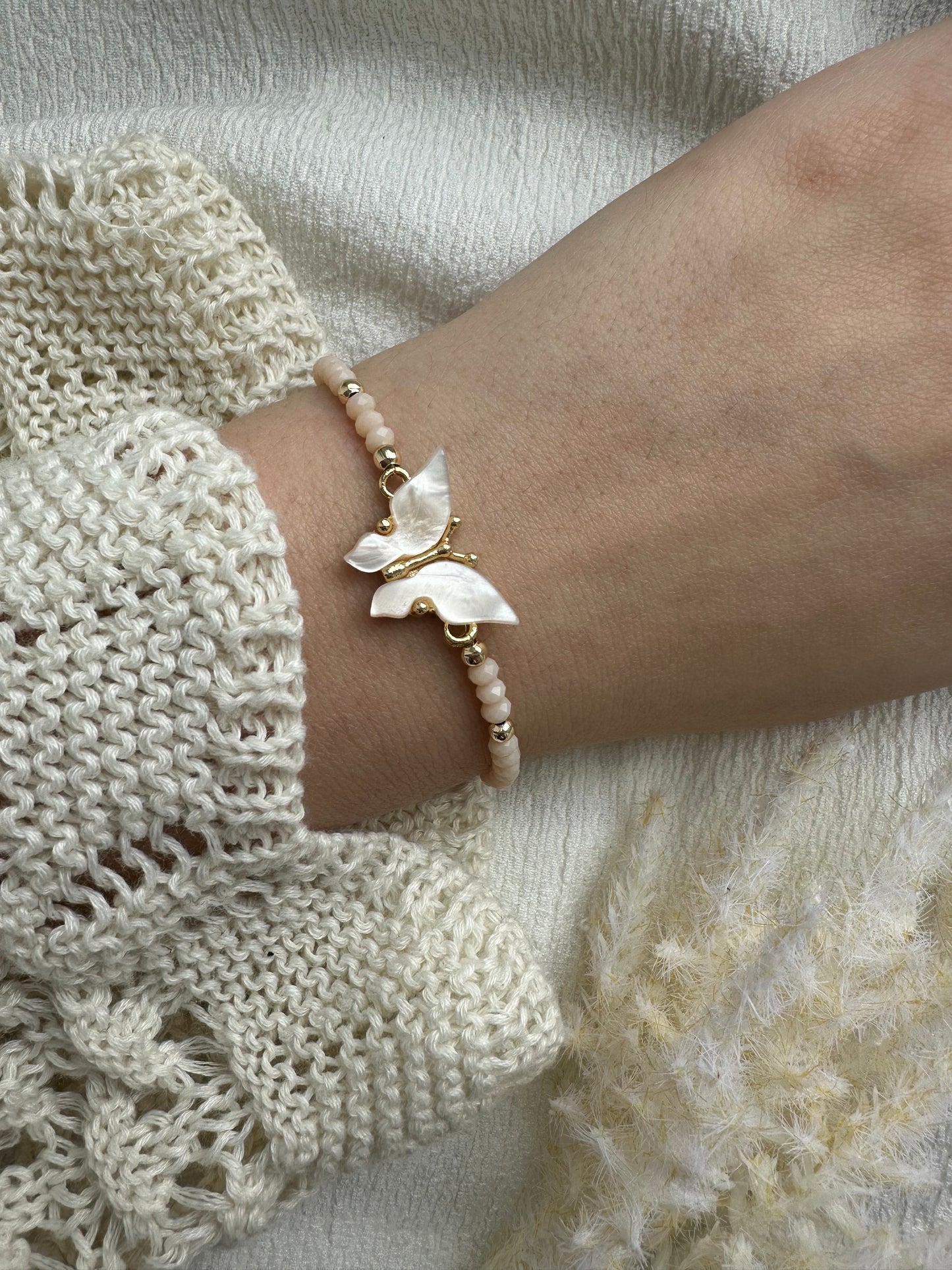 Perlenarmband mit Beigen Kristallperlen und Schmetterling Anhänger - 10395