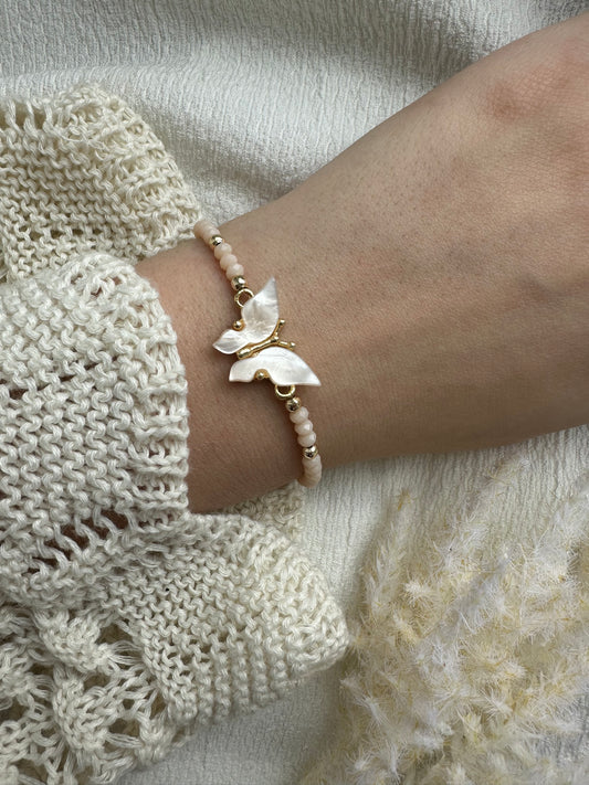 Perlenarmband mit Beigen Kristallperlen und Schmetterling Anhänger - 10395