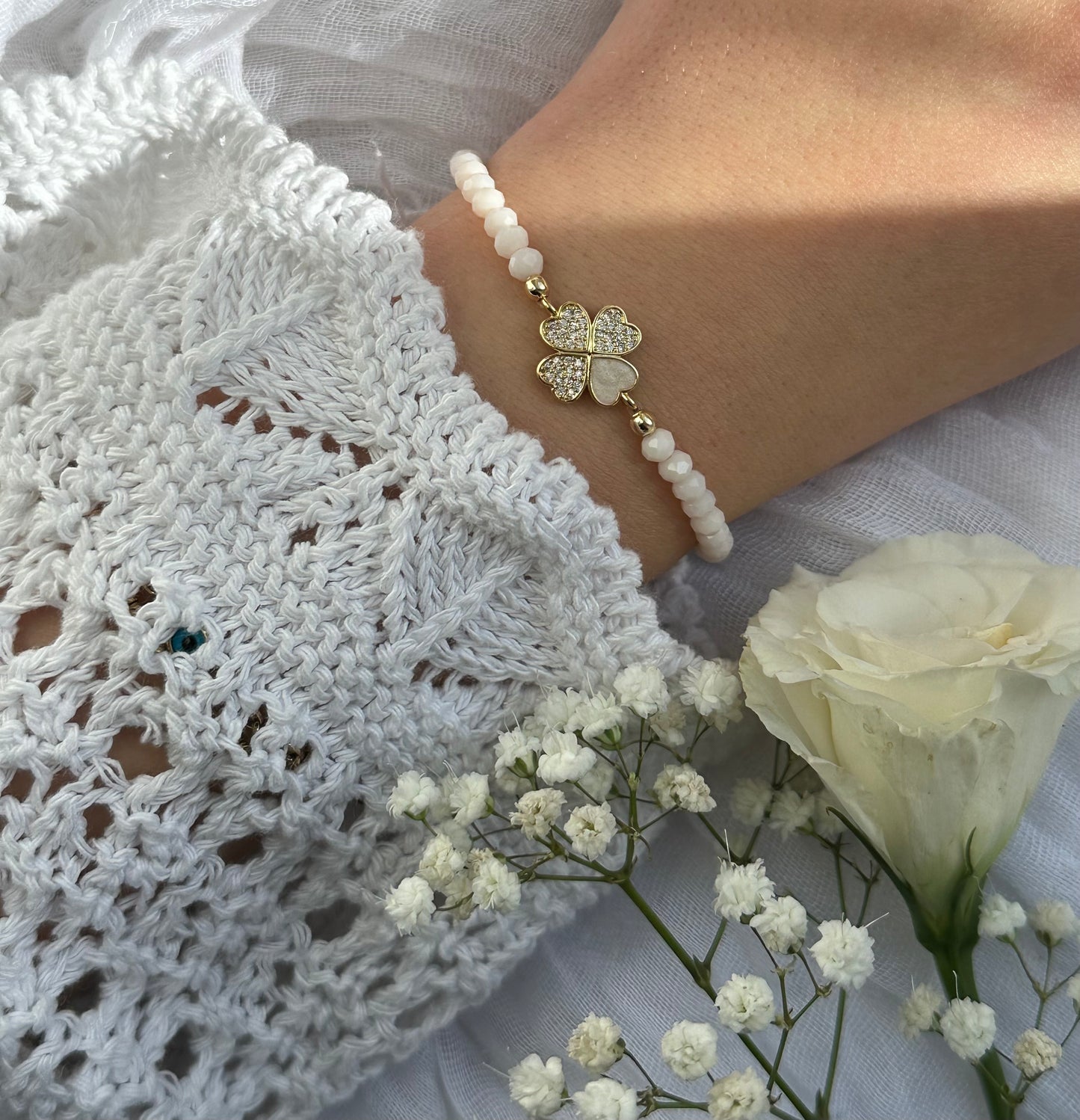 Perlenarmband mit Beigen Kristallperlen und Kleeblatt Anhänger - 10559