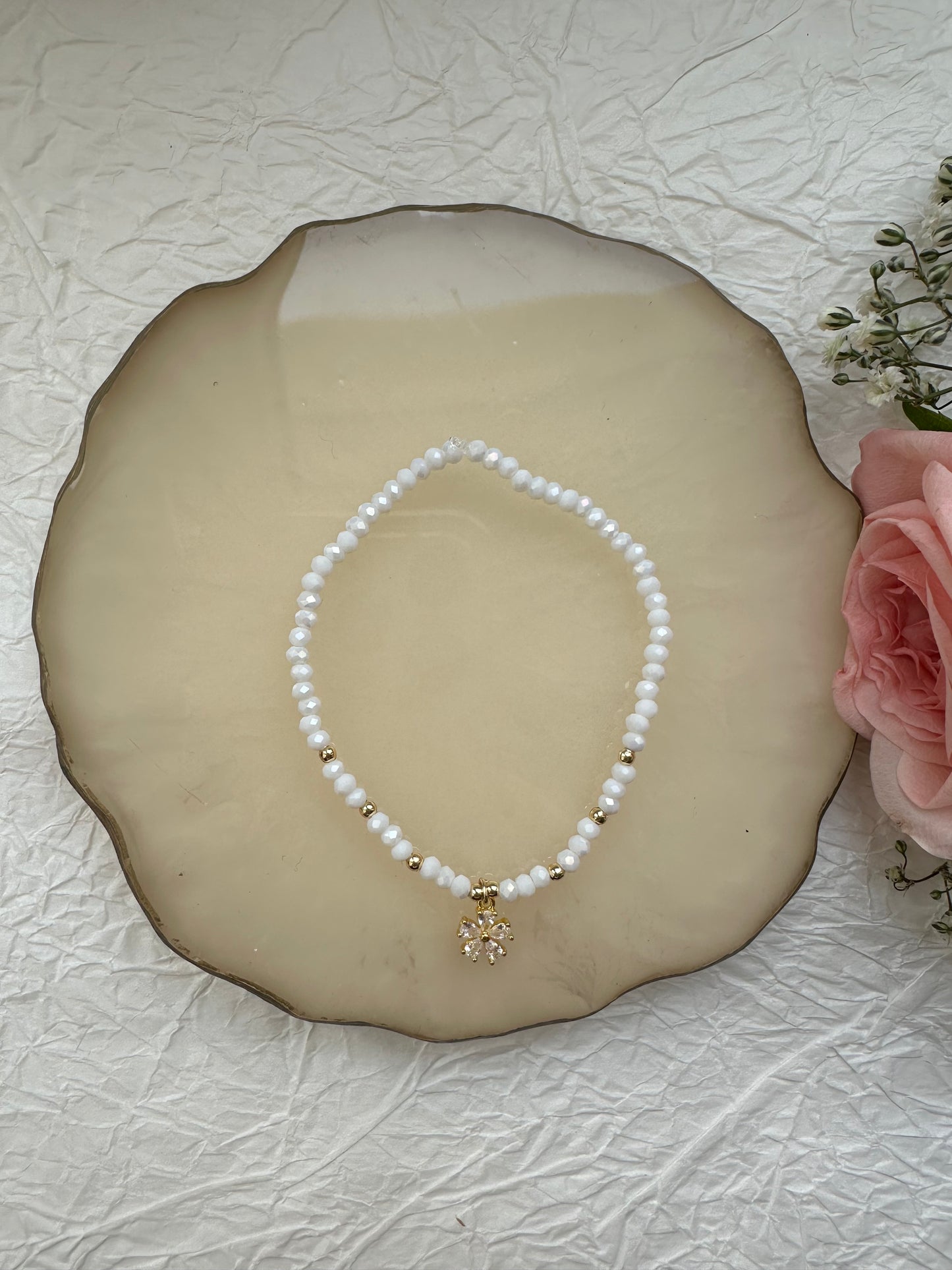 Perlenarmband mit weißen Kristallperlen und Blumen Anhänger - 10466