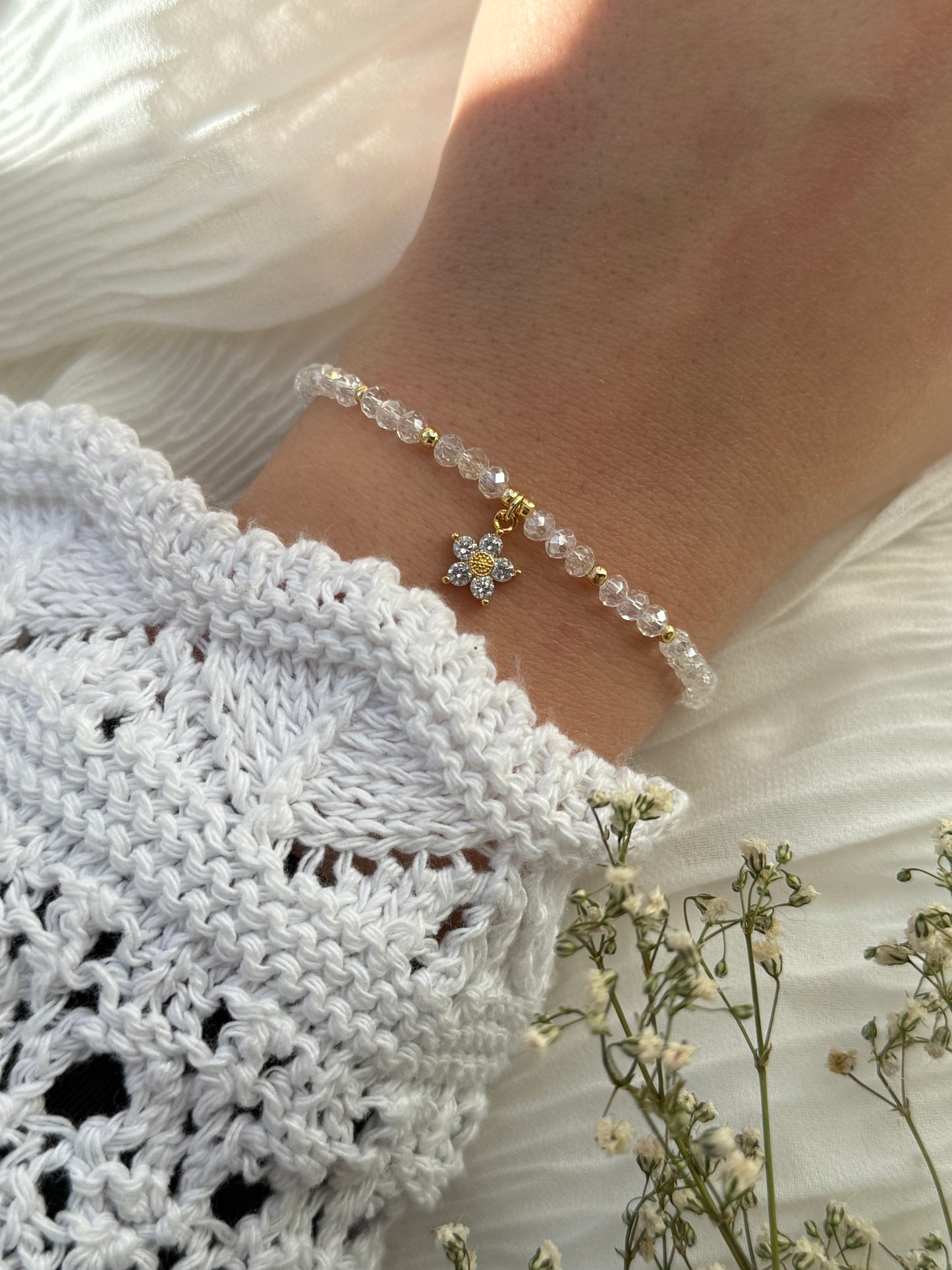 Perlenarmband mit Durchsichtigen Kristallperlen, Goldenen Perlen + Blumen Anhänger - 2123