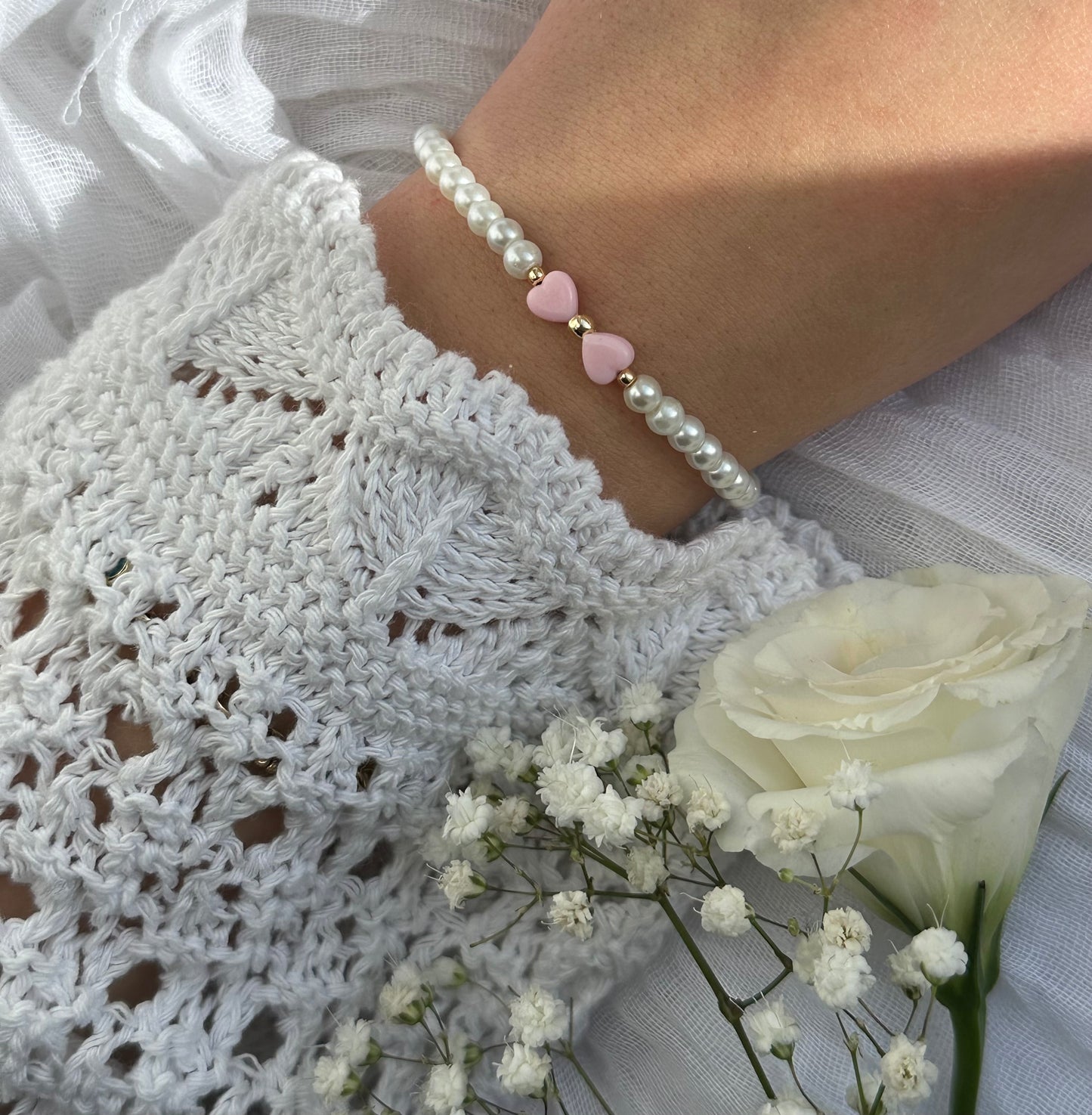 Perlenarmband mit Weißen Perlen und einer Rosa Schleife - 10538
