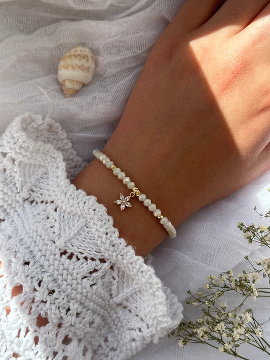 Perlenarmband mit Beigen Kristallperlen und goldenen Perlen  + Blumen Anhänger - 10820