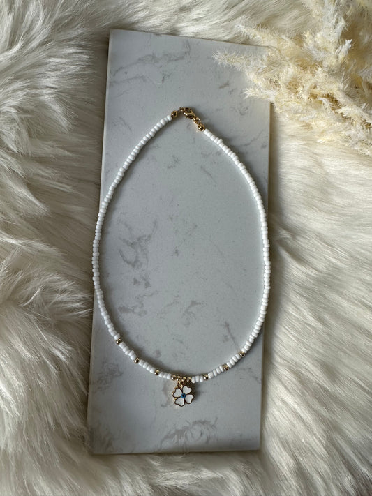 Perlenkette chocker weißen Perlen und Kleeblatt Anhänger - 10119