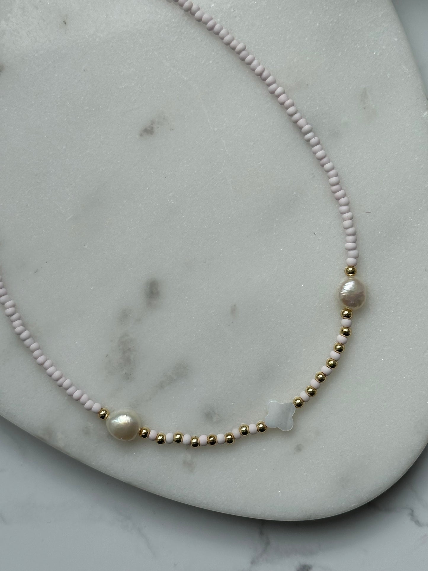 Perlenkette mit Rosa Perlen, Süßwasserperlen und Goldenen Perlen + Kleeblatt Anhänger - 10923