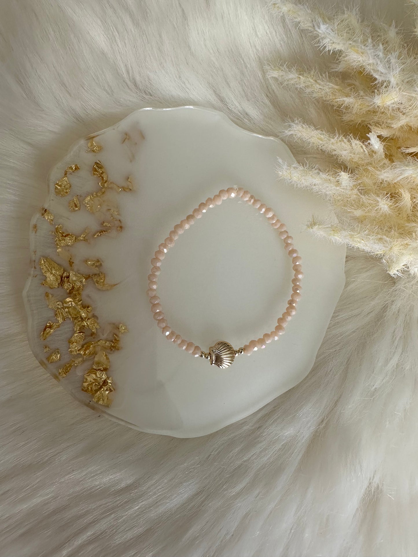 Perlenarmband mit beigen Perlen und Muschel Anhänger - 10344