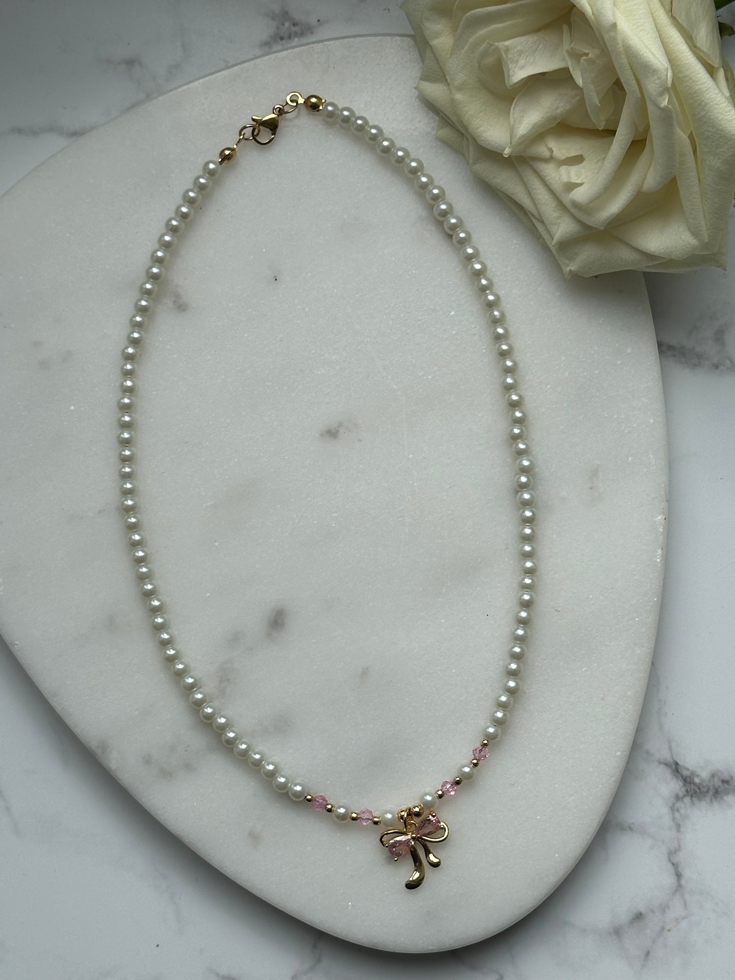 Perlenkette mit Weißen Perlen, Rosa Kristallperlen und Goldenen Perlen + Schleifen Anhänger - 10927