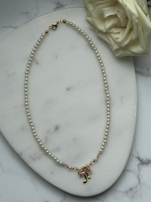 Perlenkette mit Weißen Perlen, Rosa Kristallperlen und Goldenen Perlen + Schleifen Anhänger - 10927