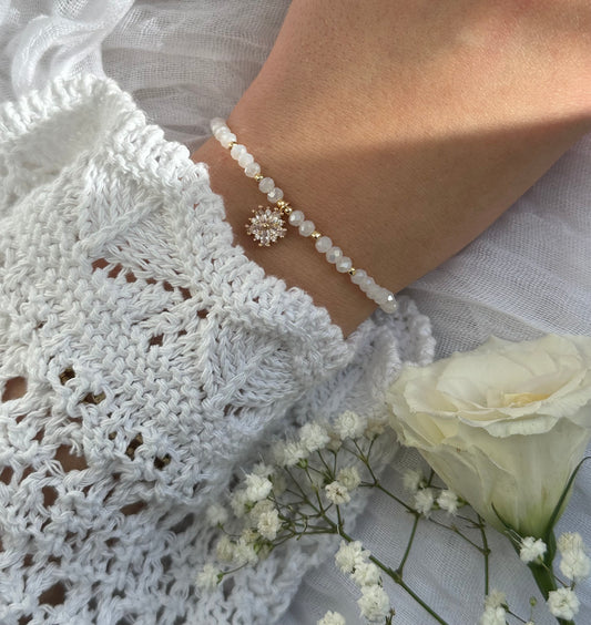 Perlenarmband mit Weißen Kristallperlen und Zirkonia Blumen Anhänger - 10558