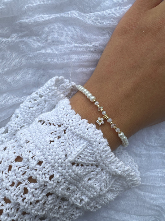 Perlenarmband mit Weißen Perlen und Weißen Kristallperlen und Blumen Anhänger - 10430