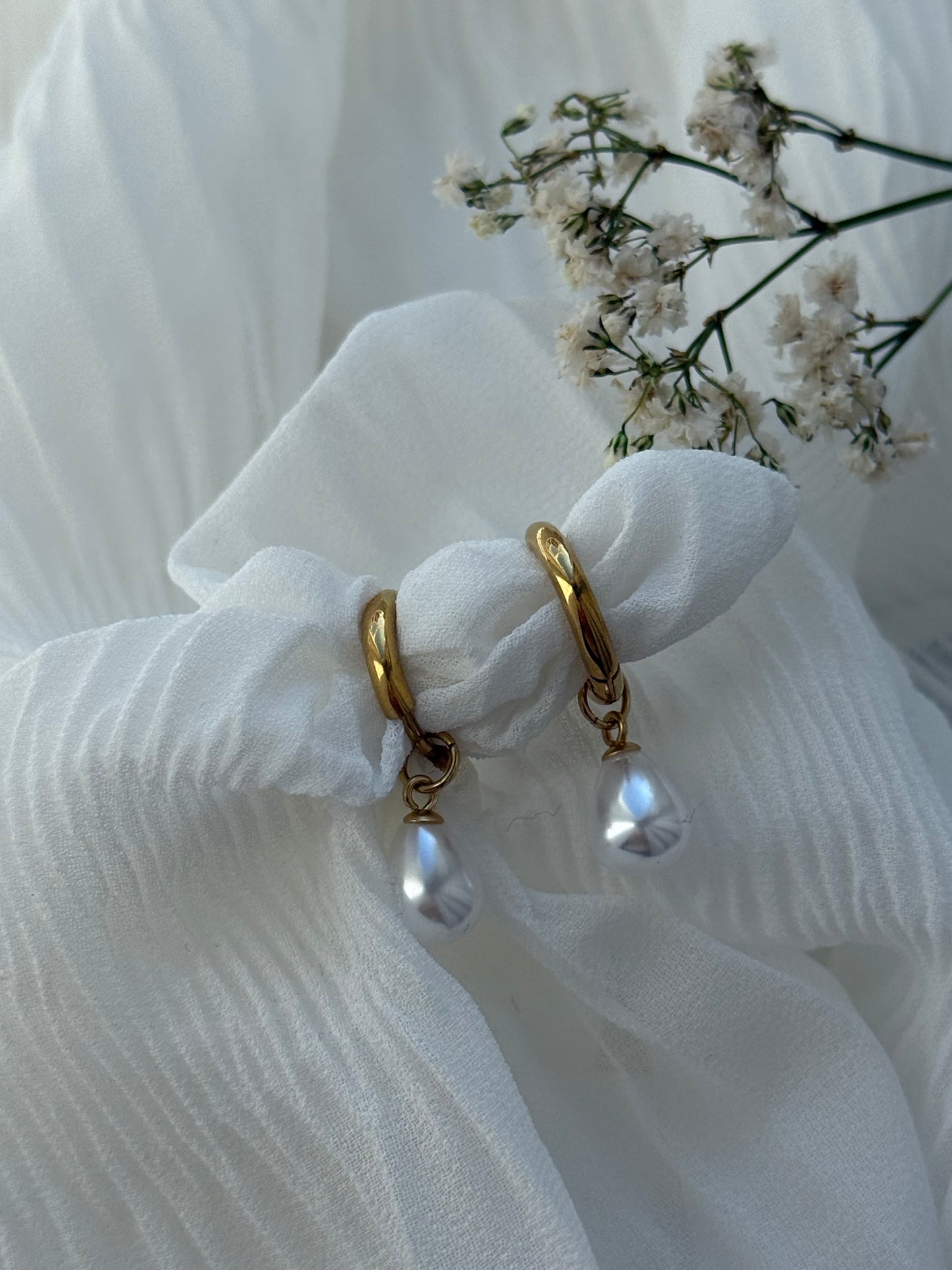 Goldene Hopps Ohrringe mit Perle - 11113