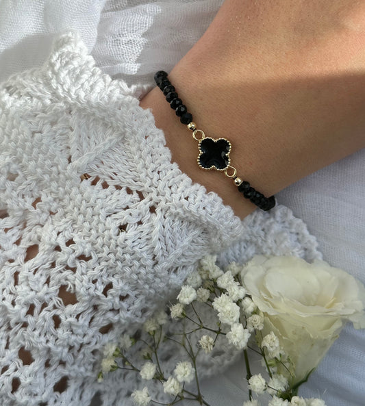 Perlenarmband mit Schwarzen Kristallperlen und Kleeblatt Anhänger - 10571