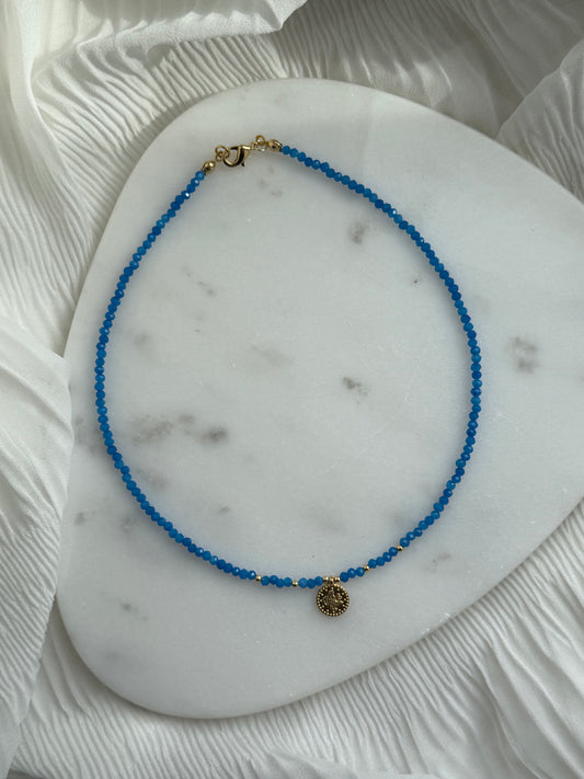 Perlenkette mit Blauen Kristallperlen, Goldenen Details + Taler Anhänger - 111163