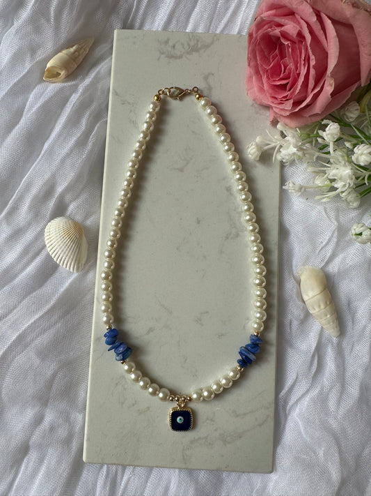 Perlenkette mit Weißen Perlen und Blauen Edelsteinen + Nazar Anhänger - 10167