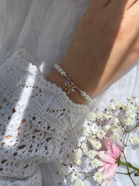 Perlenarmband mit Beigen Glasperlen und goldenen Details + Lila Schleifen Anhänger - 10721