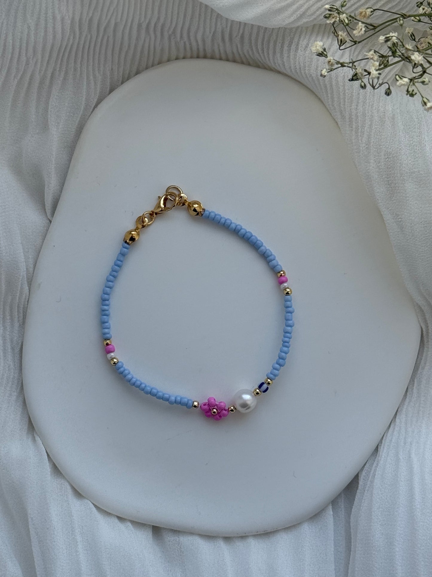Perlenarmband Flower mit Blauen Und Pinken Perlen und Goldenen Perlen - 2096