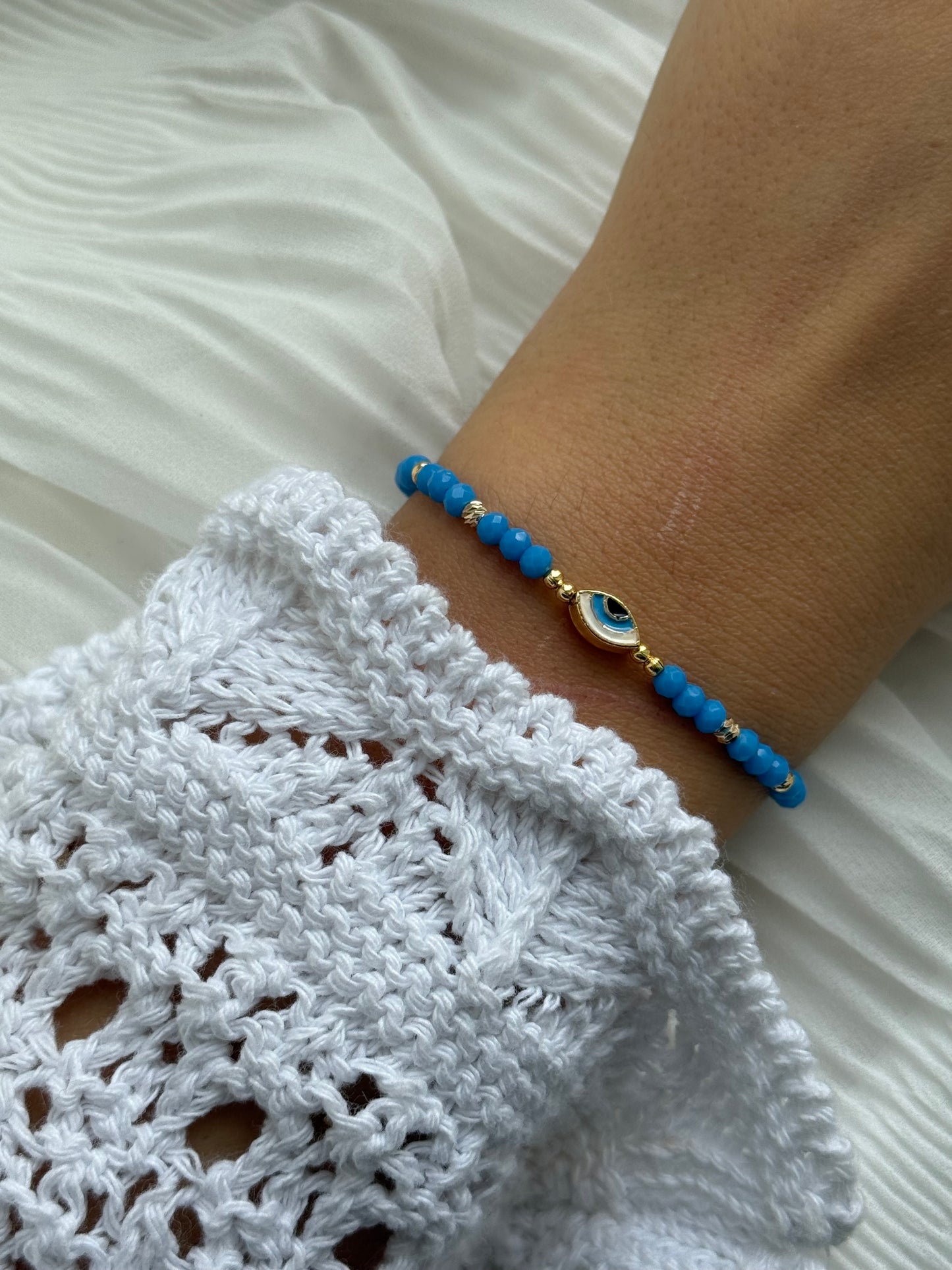 Perlenarmband mit Blauen Kristallperlen, Goldenen Details + Nazar Anhänger - 111186