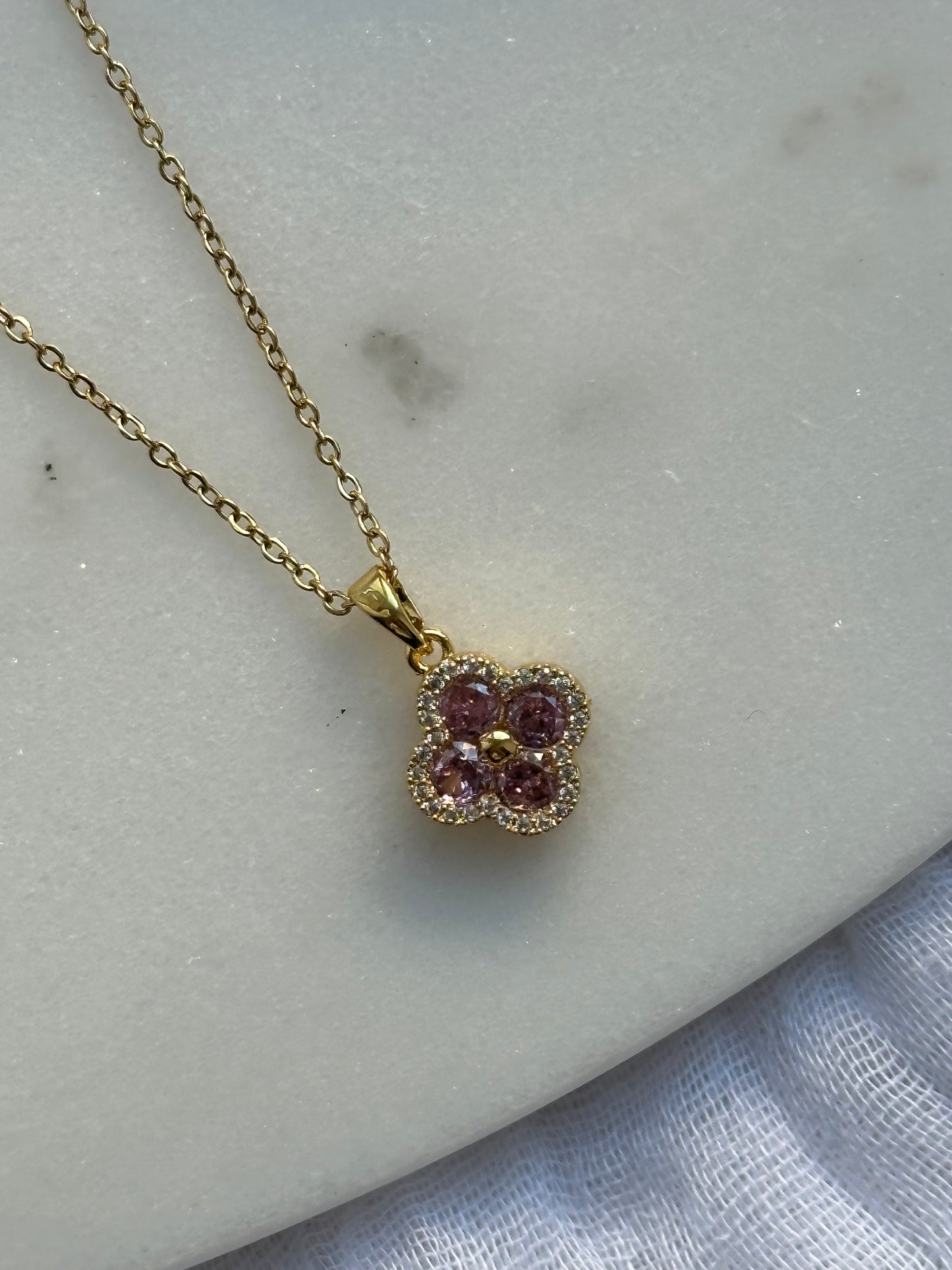 Goldene Halskette mit Kleeblatt Anhänger - 10640