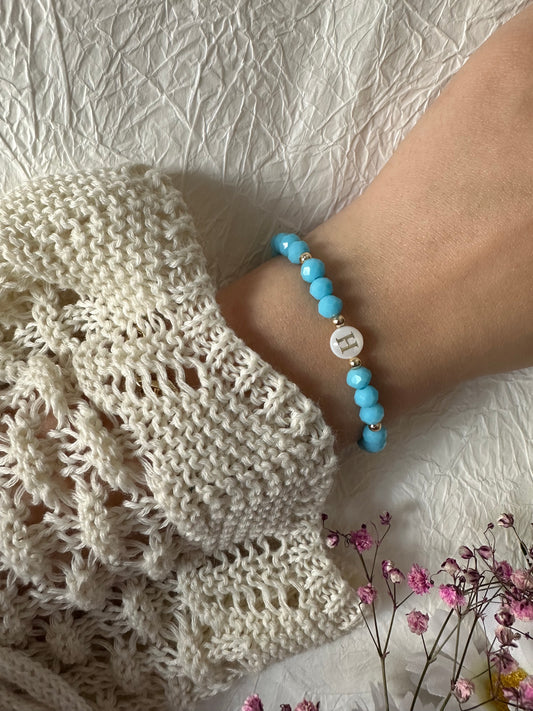 Perlenarmband mit Blauen Kristallperlen und Perlmutt Buchstaben Anhänger - 10245