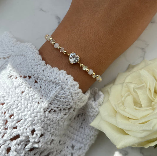 Perlenarmband mit Weißen, Kristallperlen und Goldenen Perlen + Zirkonia Herz Anhänger - 10886
