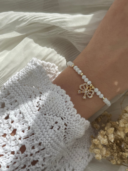 Perlenarmband mit Weißen Kristallperlen, Goldenen Perlen + Schleifen Anhänger - 2175