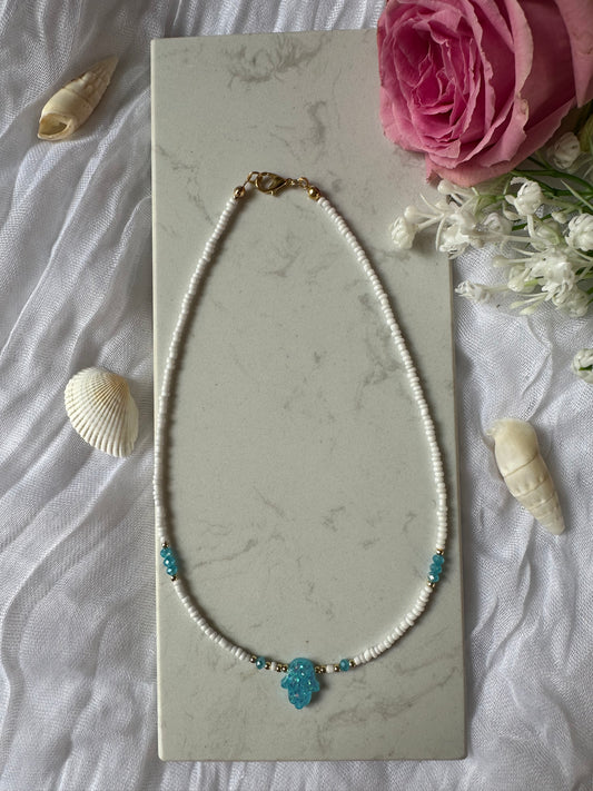 Perlenkette mit Weißen Perlen und Blauen Kristallperlen + Fatimas Hand - 10129