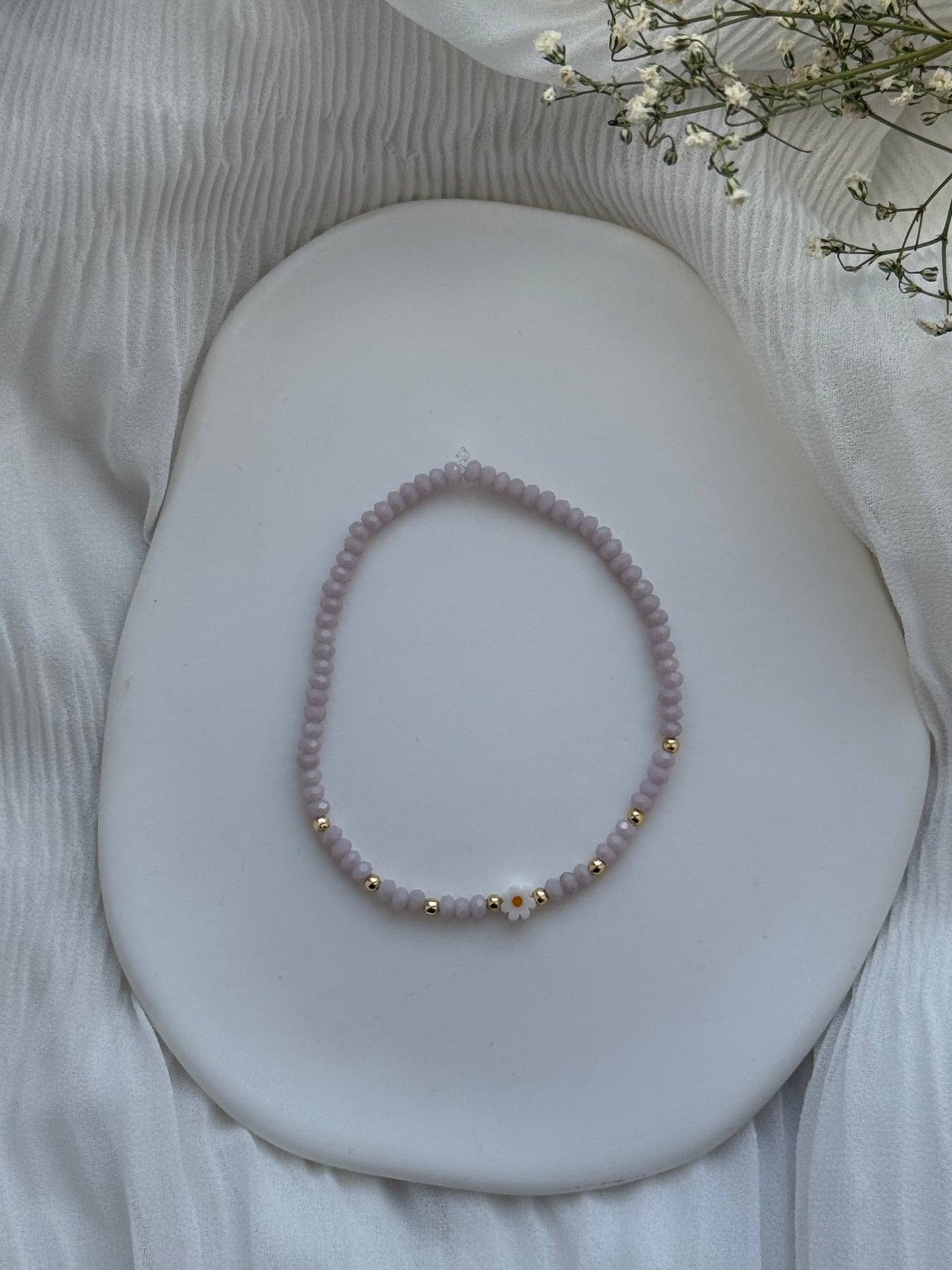 Perlenarmband mit Flieder farbenen Kristallperlen, Goldenen Perlen + Gänseblümchen Anhänger - 2117