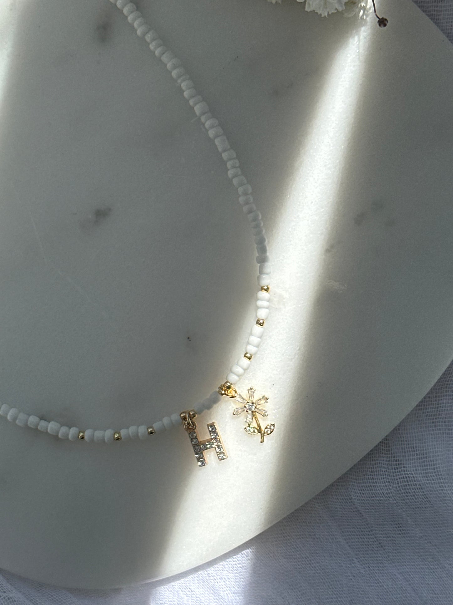 Perlenkette personalisiert mit Weißen Perlen und goldenen Details +Blumen Anhänger - 10709