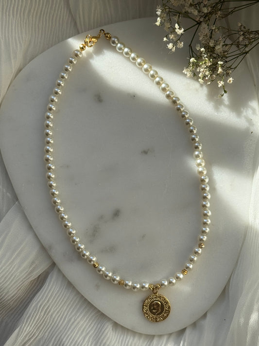 Perlenkette mit Weißen Glasperlen und Goldenen Perlen + Ceyrek Anhänger - 11029
