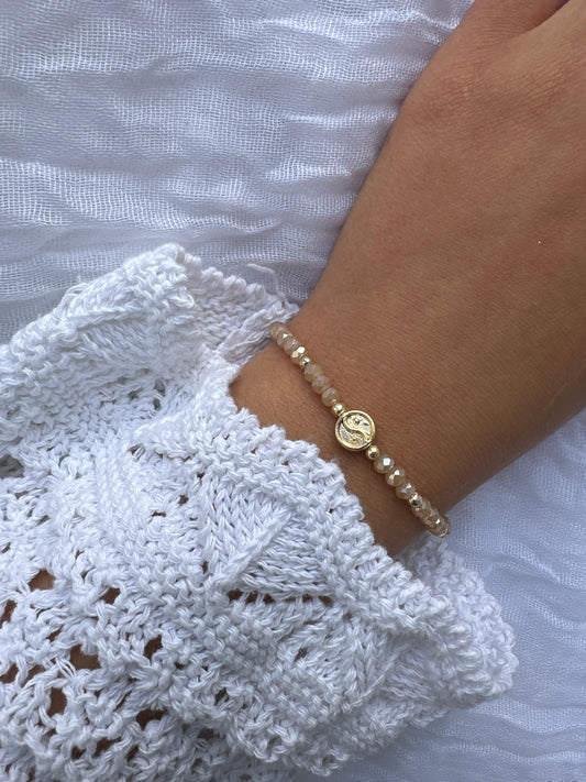 Perlenarmband mit Beigen Kristallperlen und Yin und Yang Anhänger - 10383