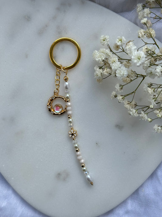 Schlüsselanhänger mit Weißen und Beigen Perlen + Blumen und Mond Anhänger - 10531