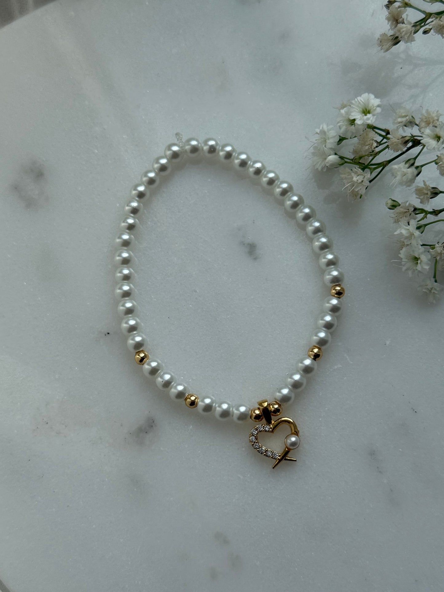 Perlenarmband mit Weißen Glasperlen, Goldenen Perlen + Herz Anhänger - 10974
