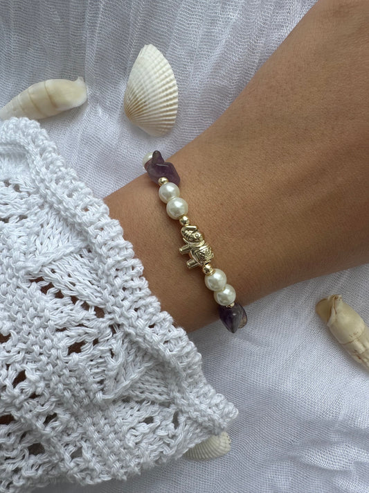 Perlenarmband mit Weißen Perlen und Lila Edelsteinen und Elefanten Anhänger - 10401