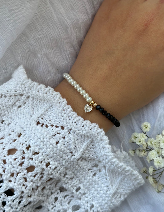 Half & Half Perlenarmband mit Schwarzen Kristallperlen und Weißen Glasperlen + Herz Anhänger - 10502