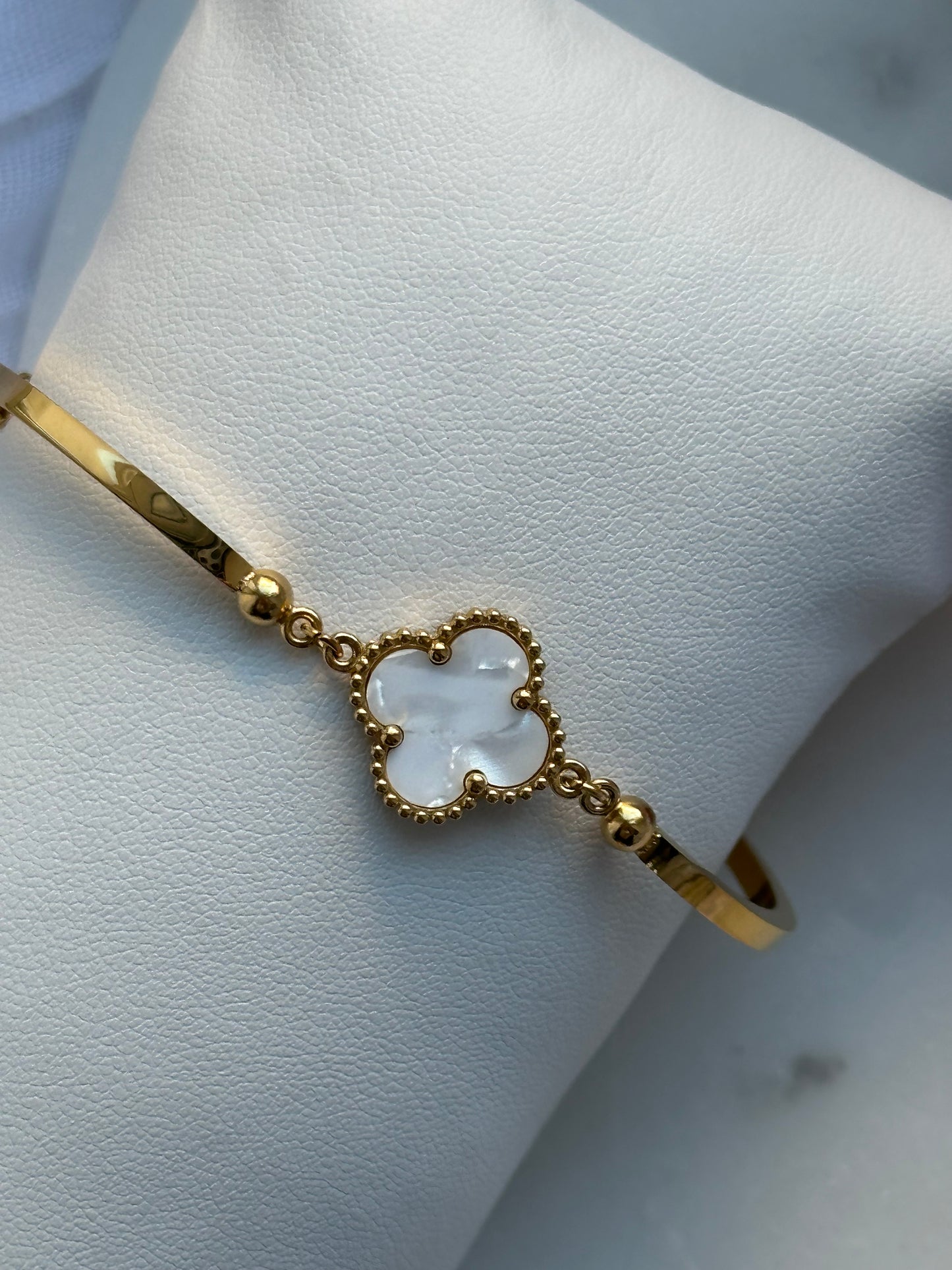 Goldener Clover Armreif - Weiß - 10638