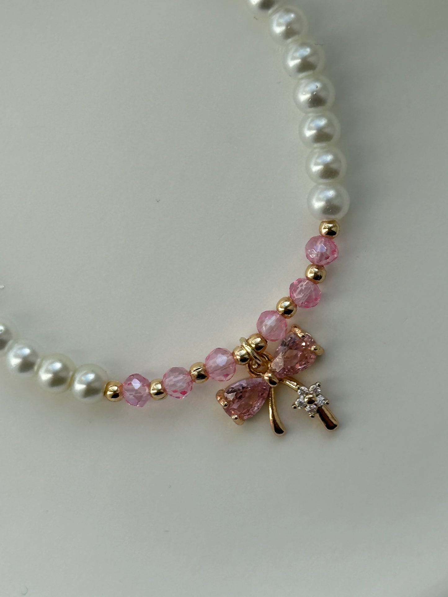 Perlenarmband mit Weißen Perlen und Rosa Kristallperlen + Schleifen Anhänger - 10548