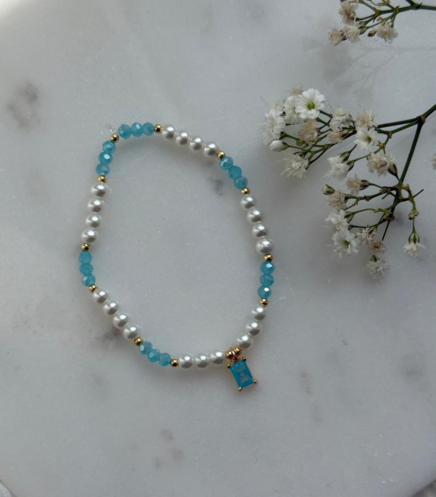 Perlenarmband mit Weißen Glasperlen, Blauen Kristallperlen, Goldenen Perlen + Stein Anhänger - 10978