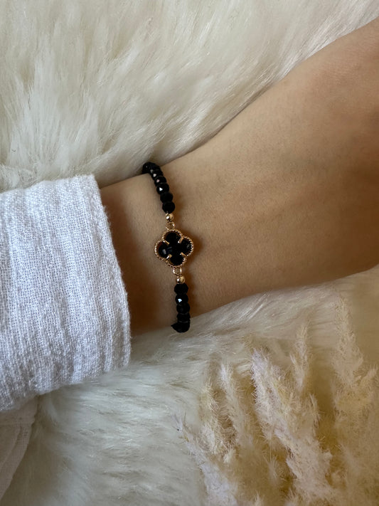 Perlenarmband mit schwarzen Kristallperlen und Kleeblatt Anhänger - 10354