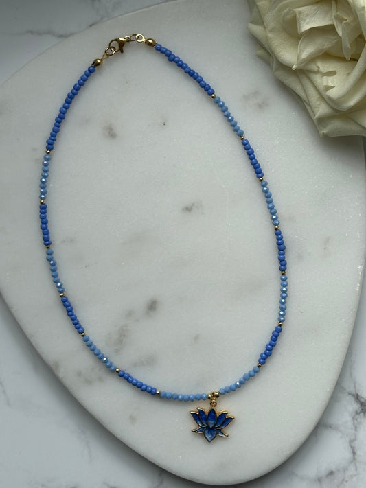 Perlenkette mit Blauen Perlen und Goldenen Perlen + Lotus Anhänger - 10929