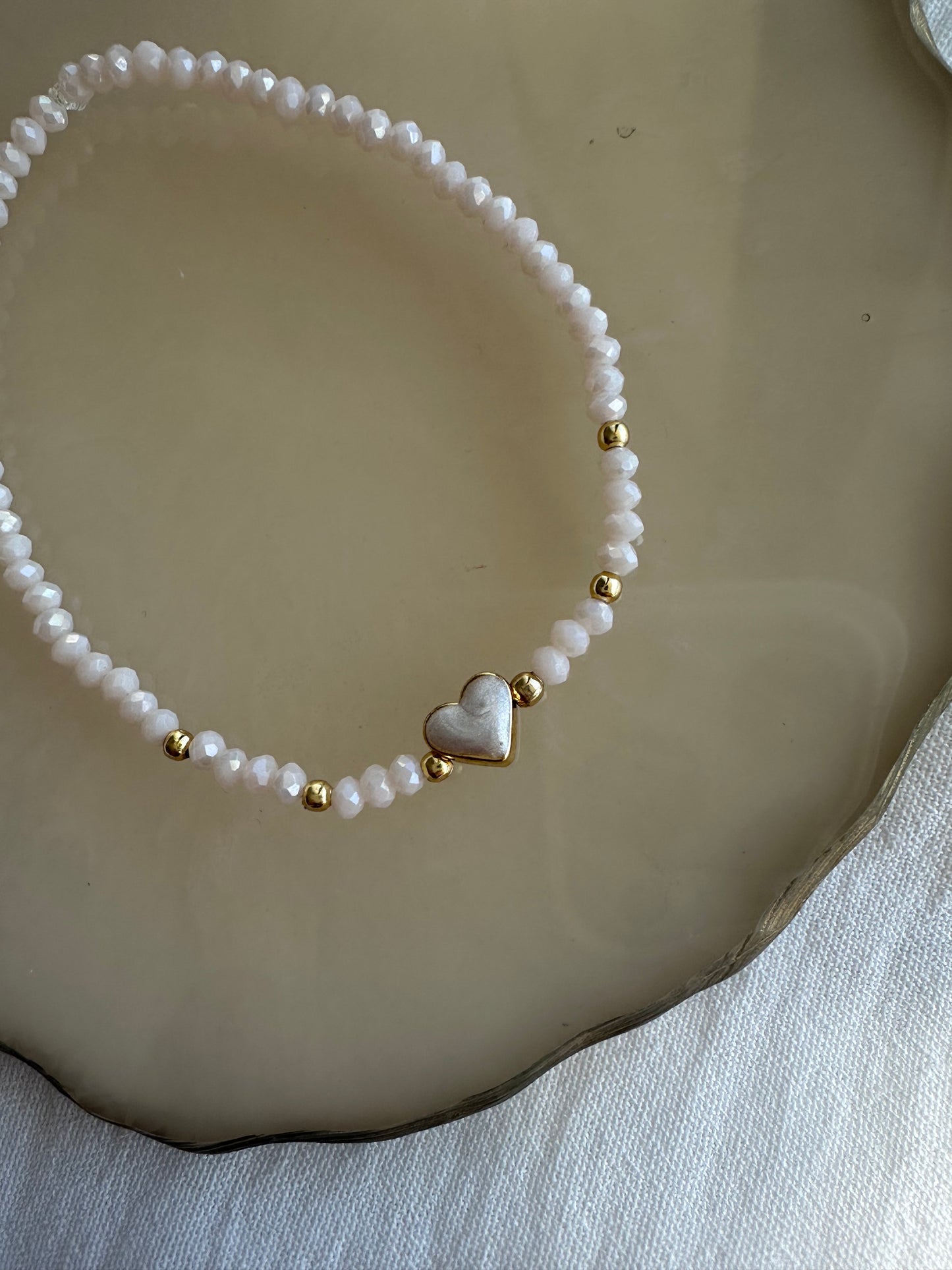 Perlenarmband mit Beigen Kristallperlen und Herz Anhänger - 10380